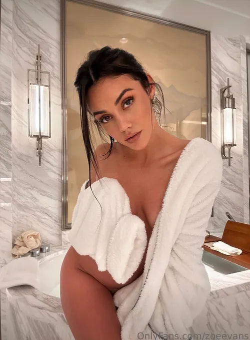 zoe_evans
